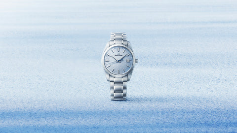 雪面を豊かに表現する「雪白パターン」に 澄んだ空のブルーが溶け込んだクオーツモデル