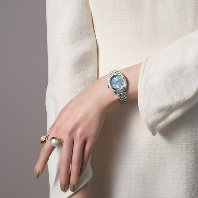 STGK023 グランドセイコー Grand Seiko 女性着用画像