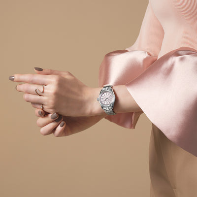 STGK031 グランドセイコー Grand Seiko 女性着用画像2 